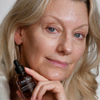 Cible Skin model holding Skinbooster 1-LGVTY 7.5%