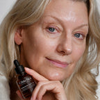 Cible Skin model holding Skinbooster 1-LGVTY 7.5%